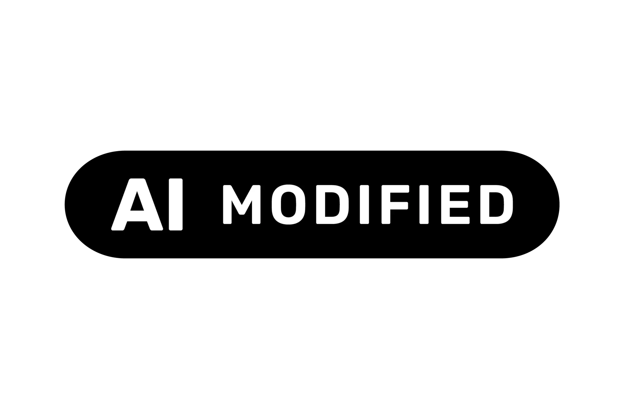 EU-Icon „AI Modified" – teilweise KI-veränderte Inhalte Offizielles EU-Icon „AI Modified": schwarzes Label zur Kennzeichnung von echtem, von Menschen erstelltem Material, das nachträglich mit künstlicher Intelligenz verändert wurde, zum Beispiel ein per KI möbliertes Wohnungsfoto.